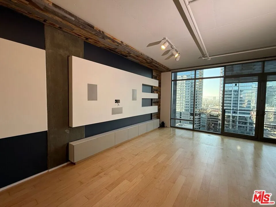 1100 S Hope Street #1510 Los Angeles, CA 90015