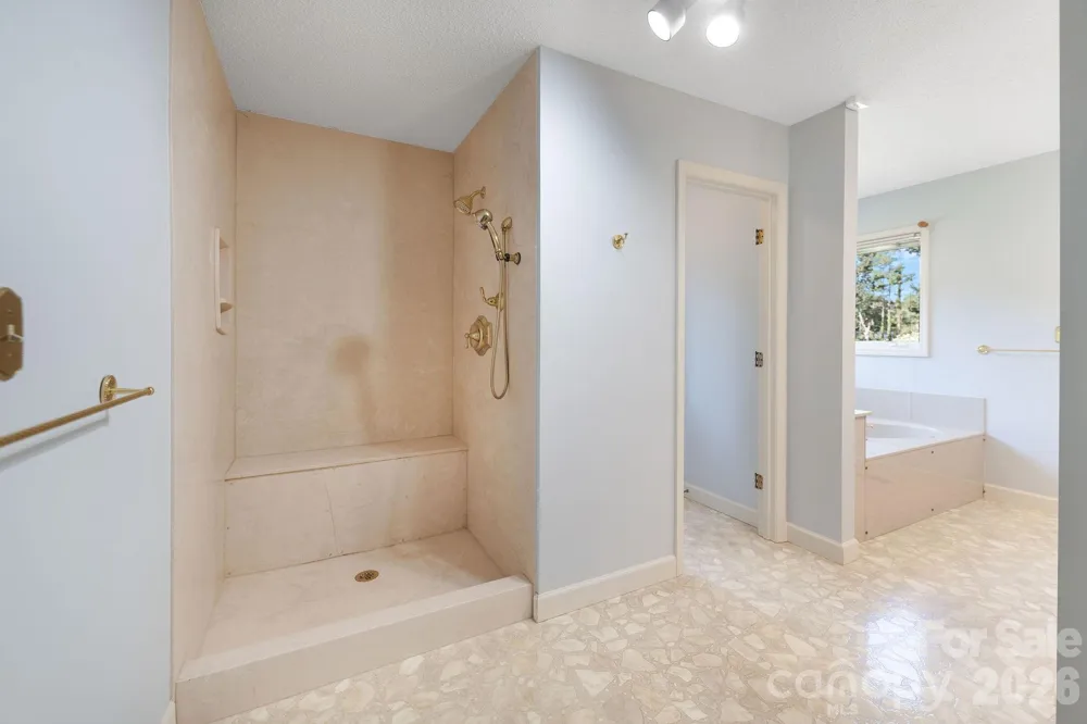 13 Lowry Lane Weaverville, NC 28787
