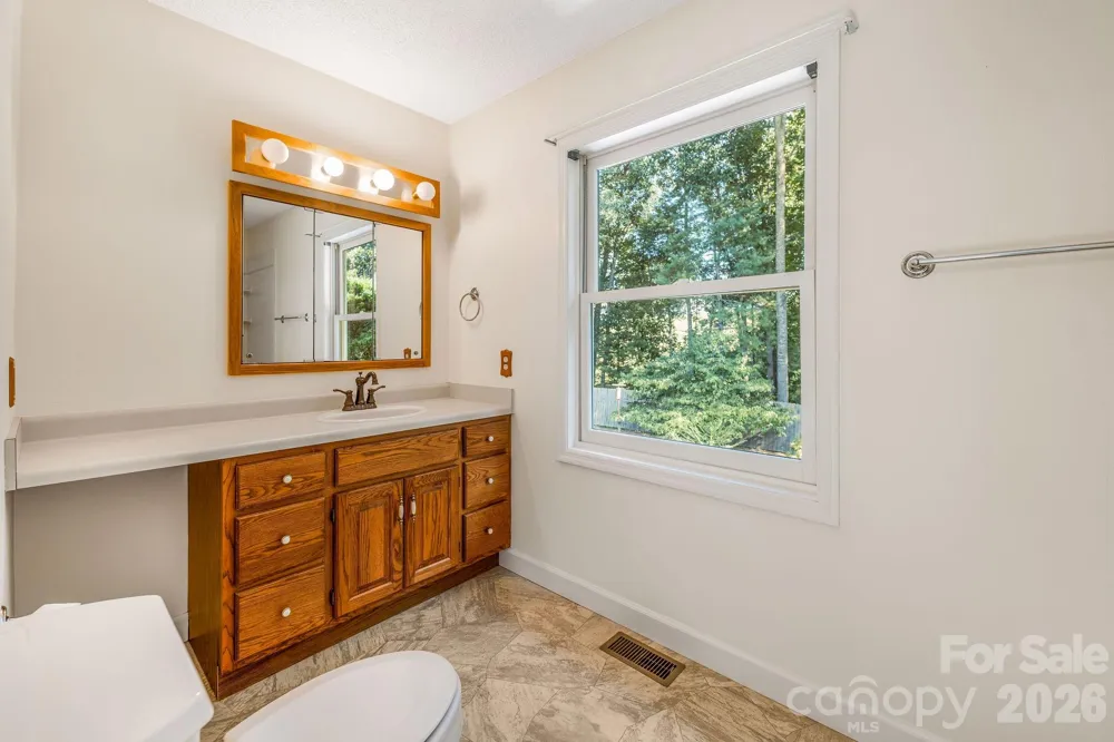 13 Lowry Lane Weaverville, NC 28787