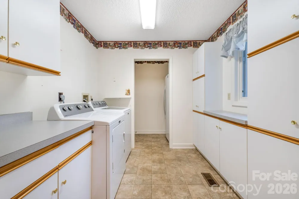 13 Lowry Lane Weaverville, NC 28787