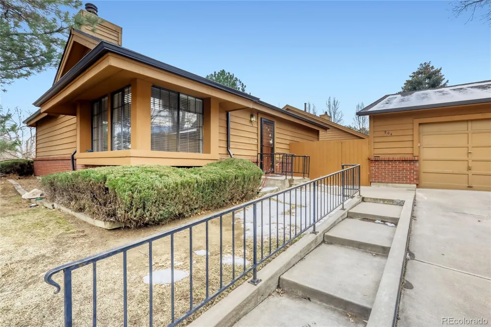 204 S Eagle Circle Aurora, CO 80012