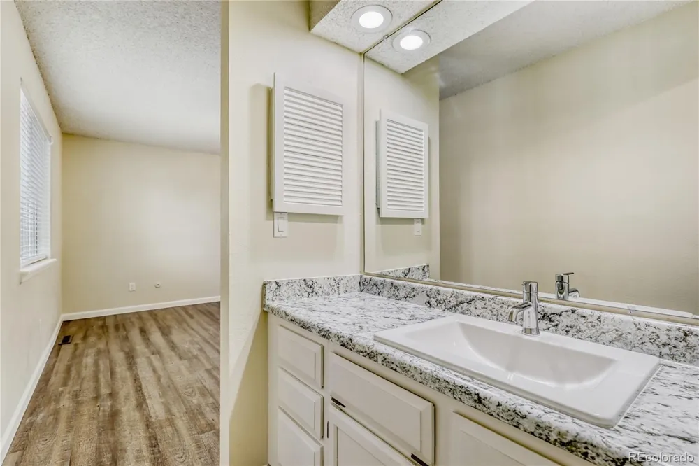 204 S Eagle Circle Aurora, CO 80012
