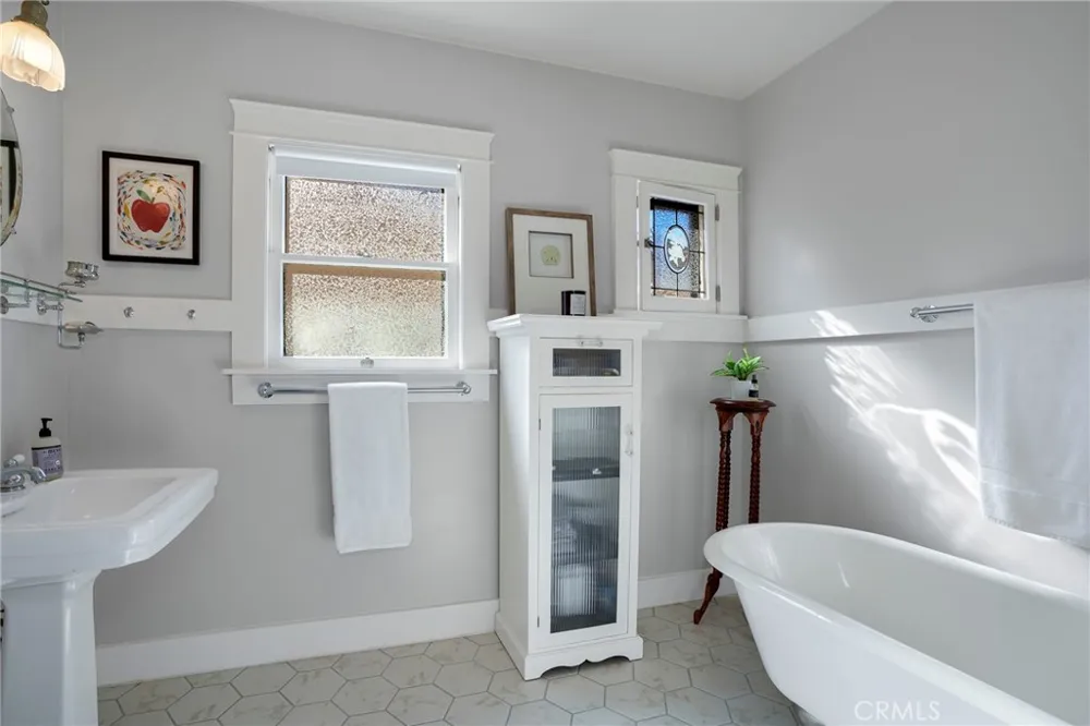 1376 W 10th Los Angeles, CA 90732