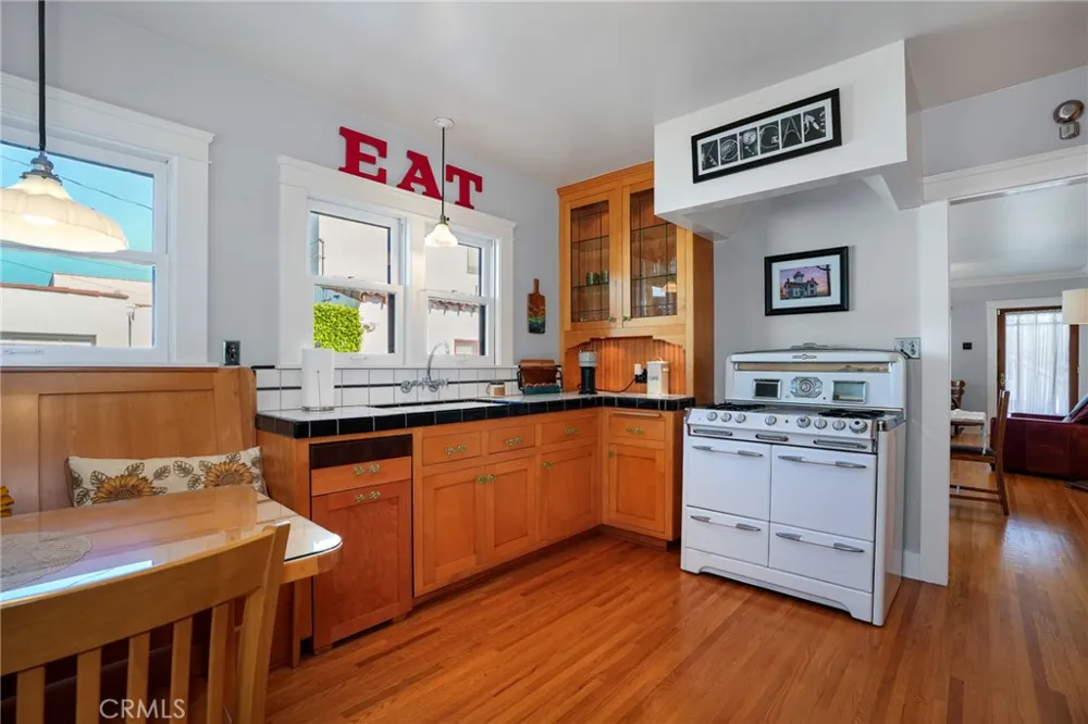 1376 W 10th Los Angeles, CA 90732