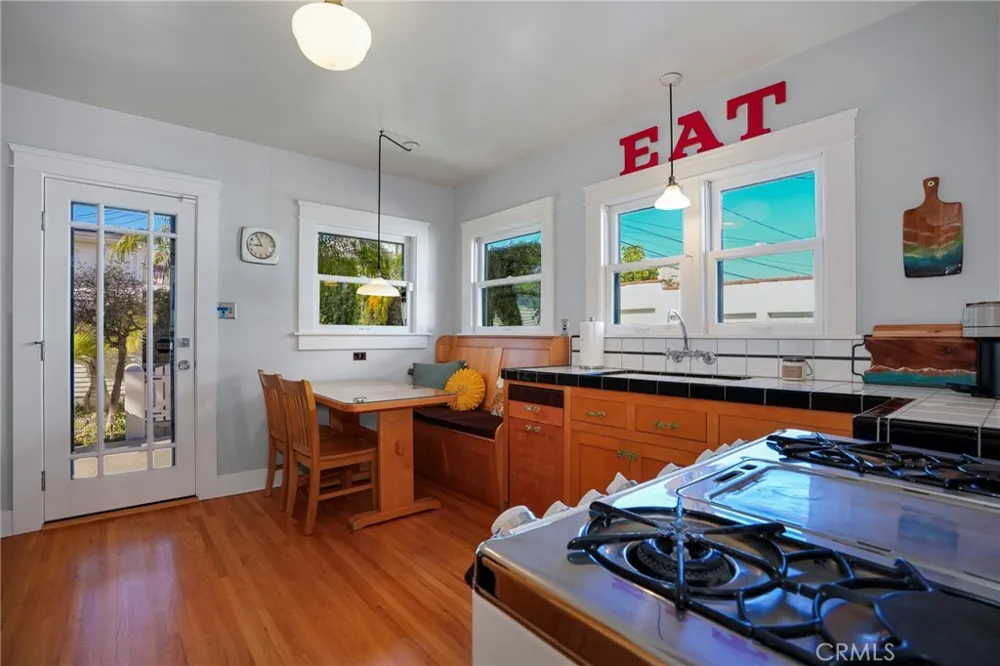 1376 W 10th Los Angeles, CA 90732