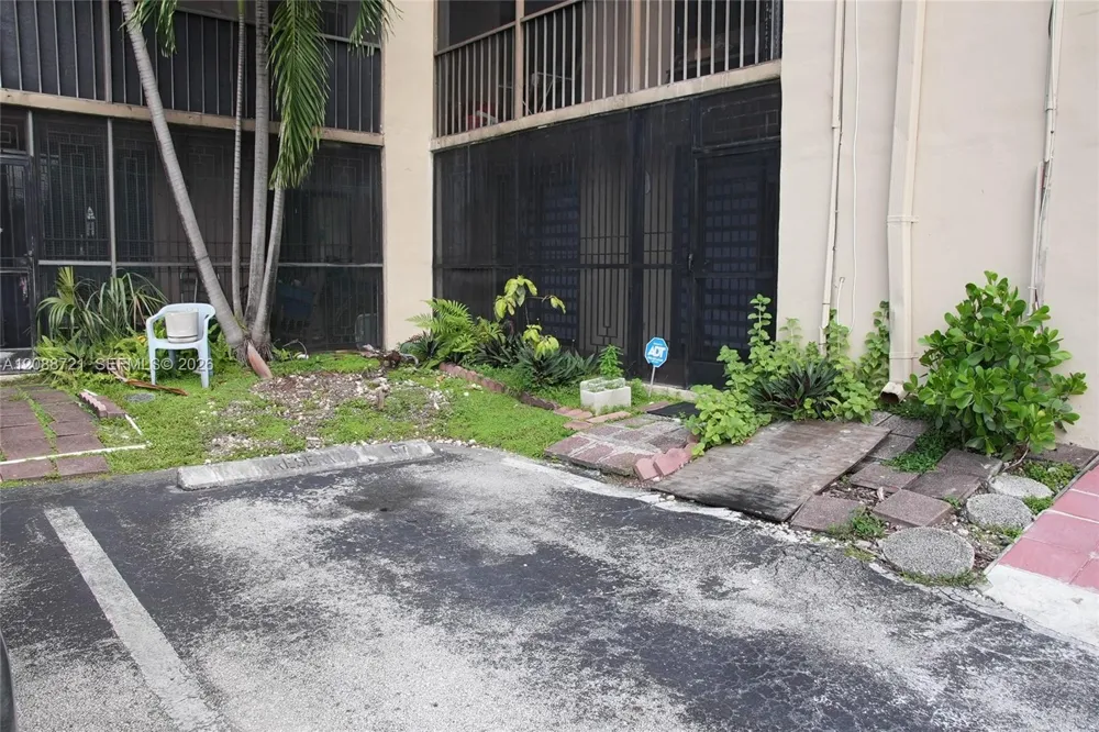8635 NW 8th St #103 Miami, FL 33126