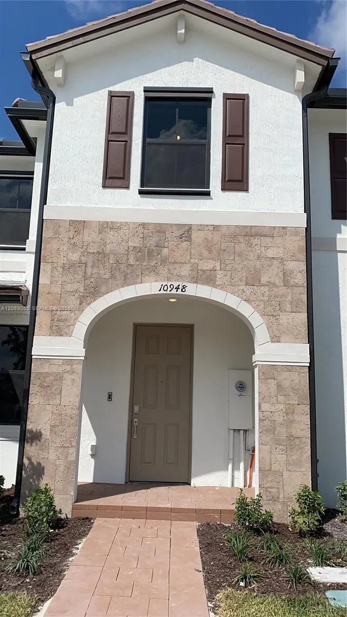 10948 W 32nd Ln Hialeah, FL 33018