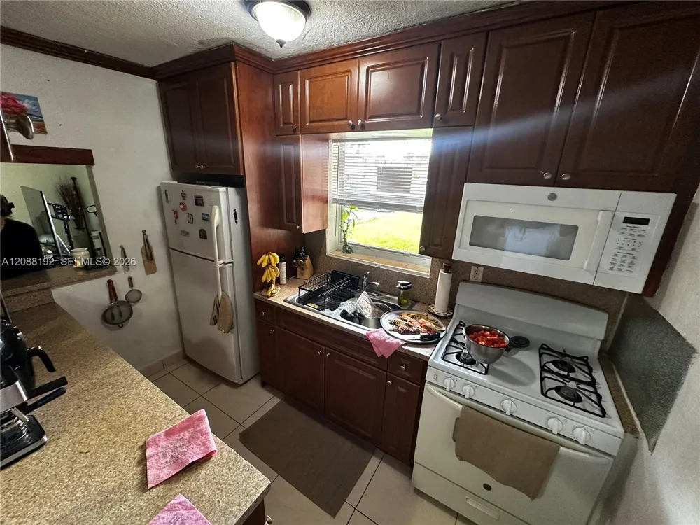 1245 W 24th St #126 Hialeah, FL 33010