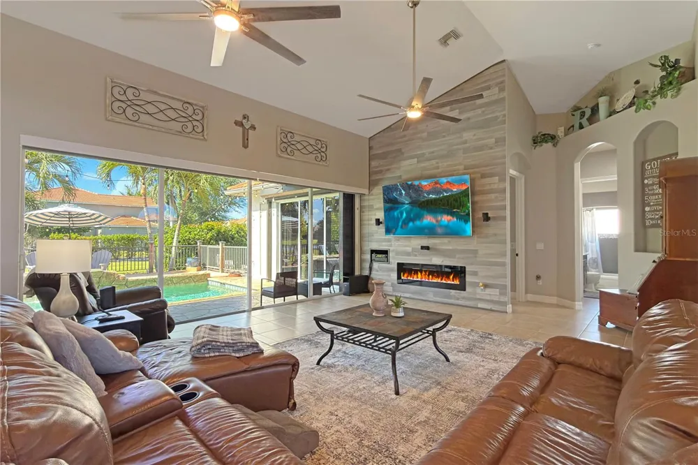 8723 S LAKE CIRCLE Fort Myers, FL 33908