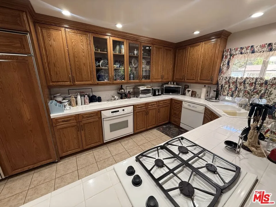 5429 Corbin Avenue Los Angeles, CA 91356
