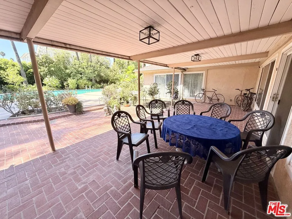 5429 Corbin Avenue Los Angeles, CA 91356
