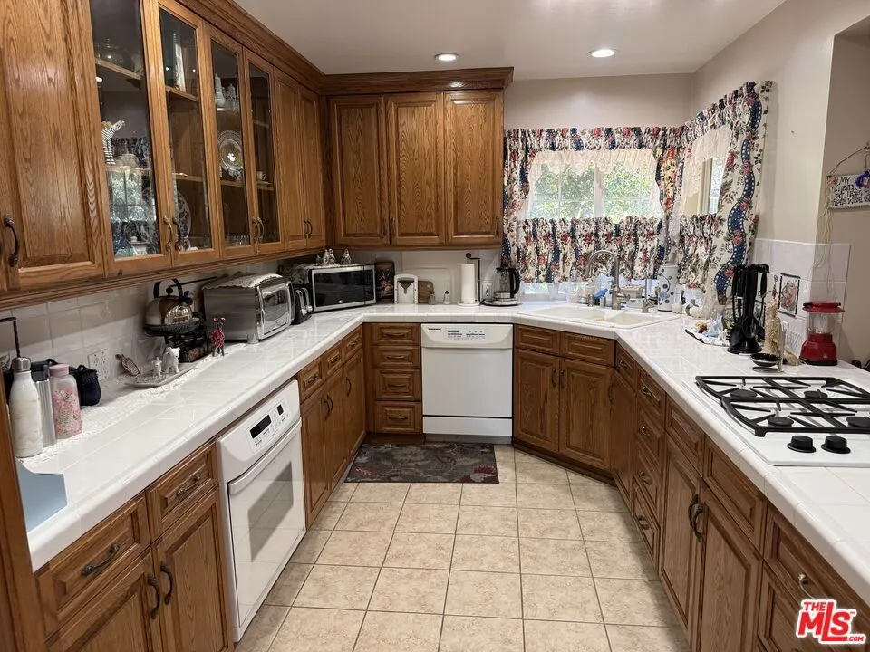 5429 Corbin Avenue Los Angeles, CA 91356