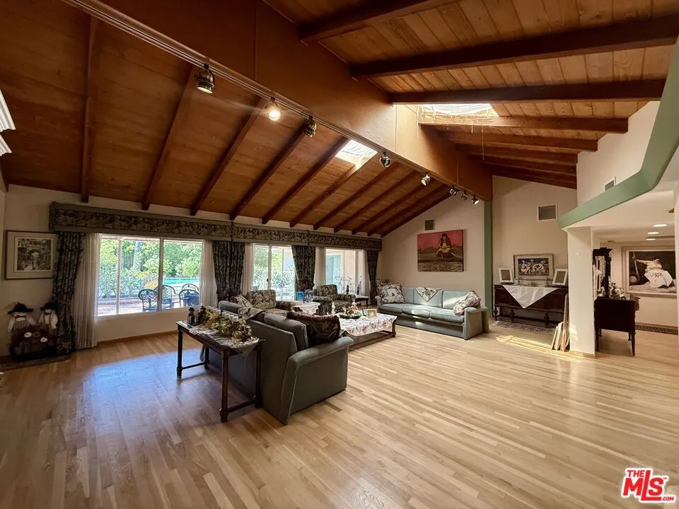 5429 Corbin Avenue Los Angeles, CA 91356