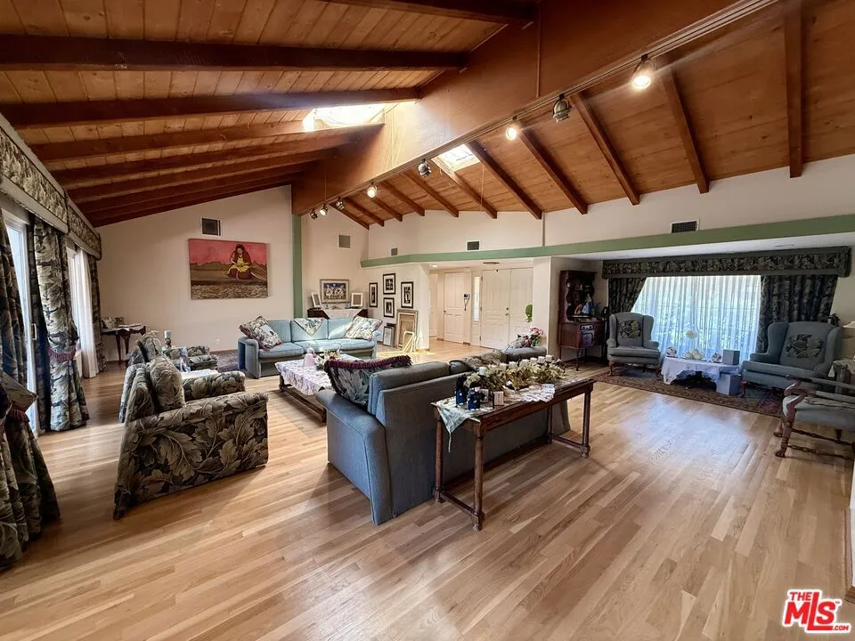 5429 Corbin Avenue Los Angeles, CA 91356