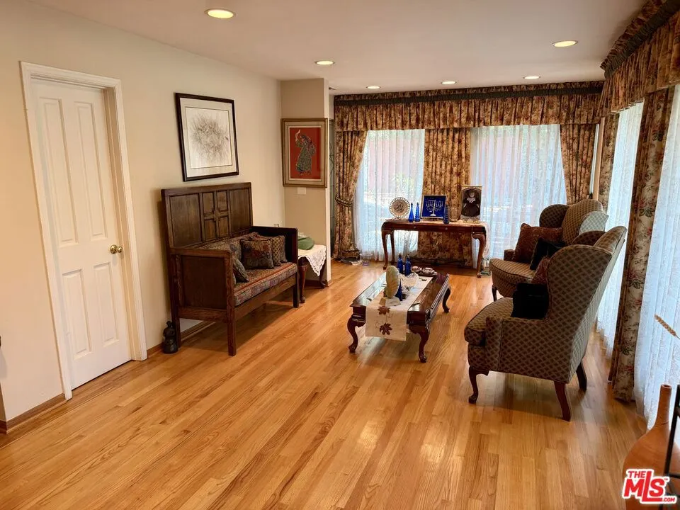 5429 Corbin Avenue Los Angeles, CA 91356