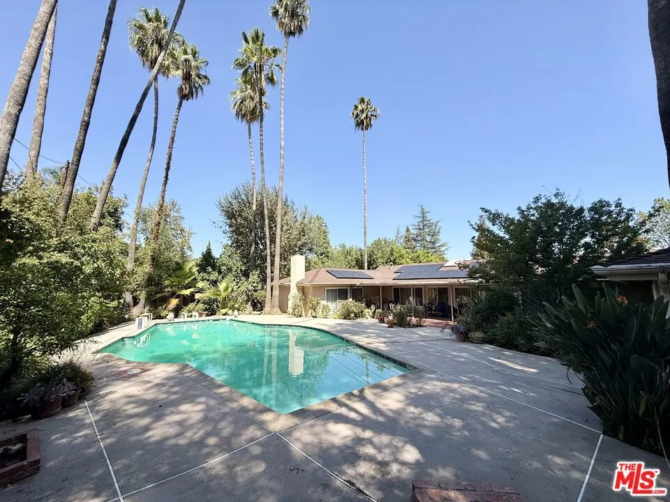 5429 Corbin Avenue Los Angeles, CA 91356