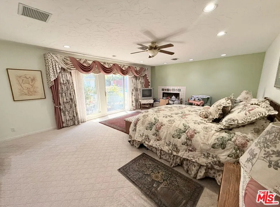5429 Corbin Avenue Los Angeles, CA 91356