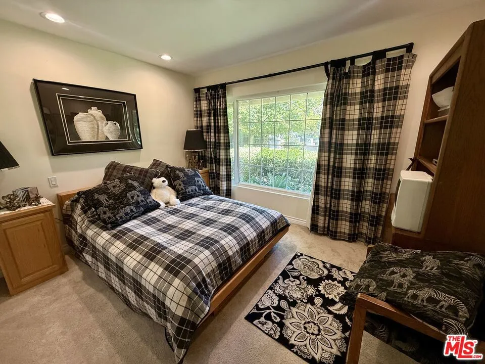 5429 Corbin Avenue Los Angeles, CA 91356