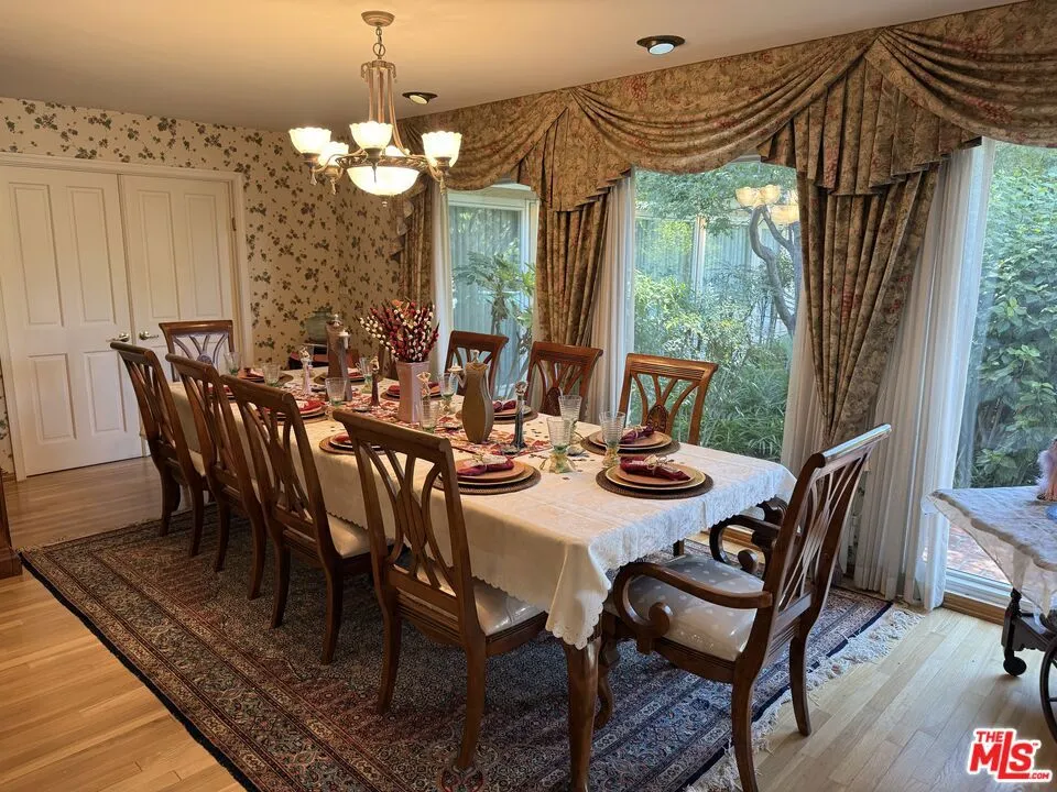 5429 Corbin Avenue Los Angeles, CA 91356