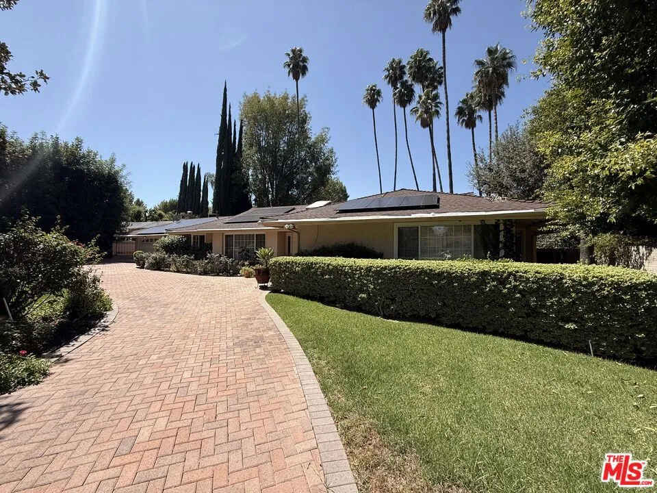 5429 Corbin Avenue Los Angeles, CA 91356