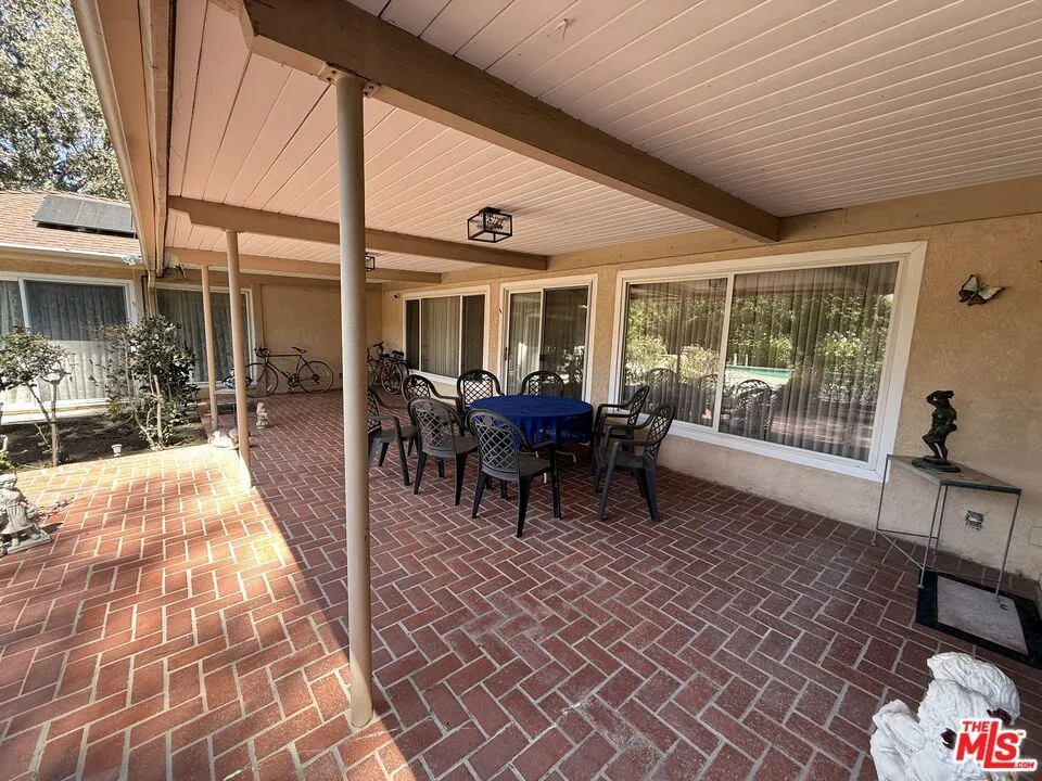 5429 Corbin Avenue Los Angeles, CA 91356