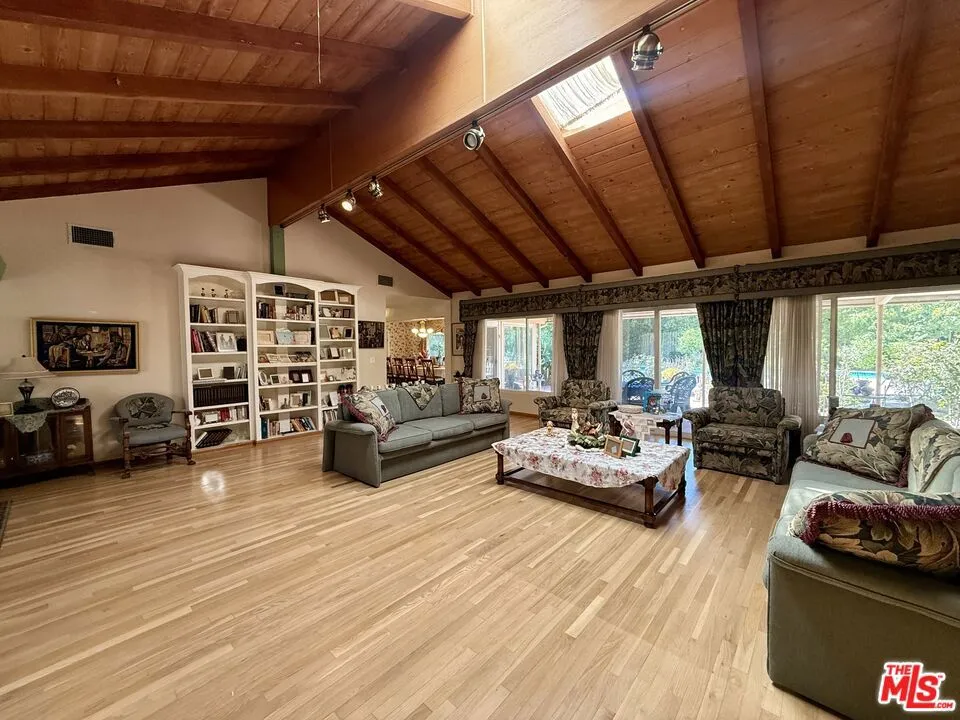 5429 Corbin Avenue Los Angeles, CA 91356