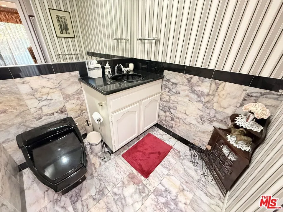 5429 Corbin Avenue Los Angeles, CA 91356