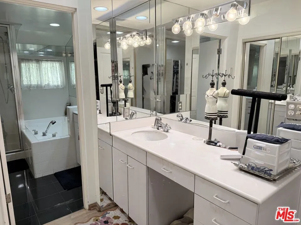 5429 Corbin Avenue Los Angeles, CA 91356