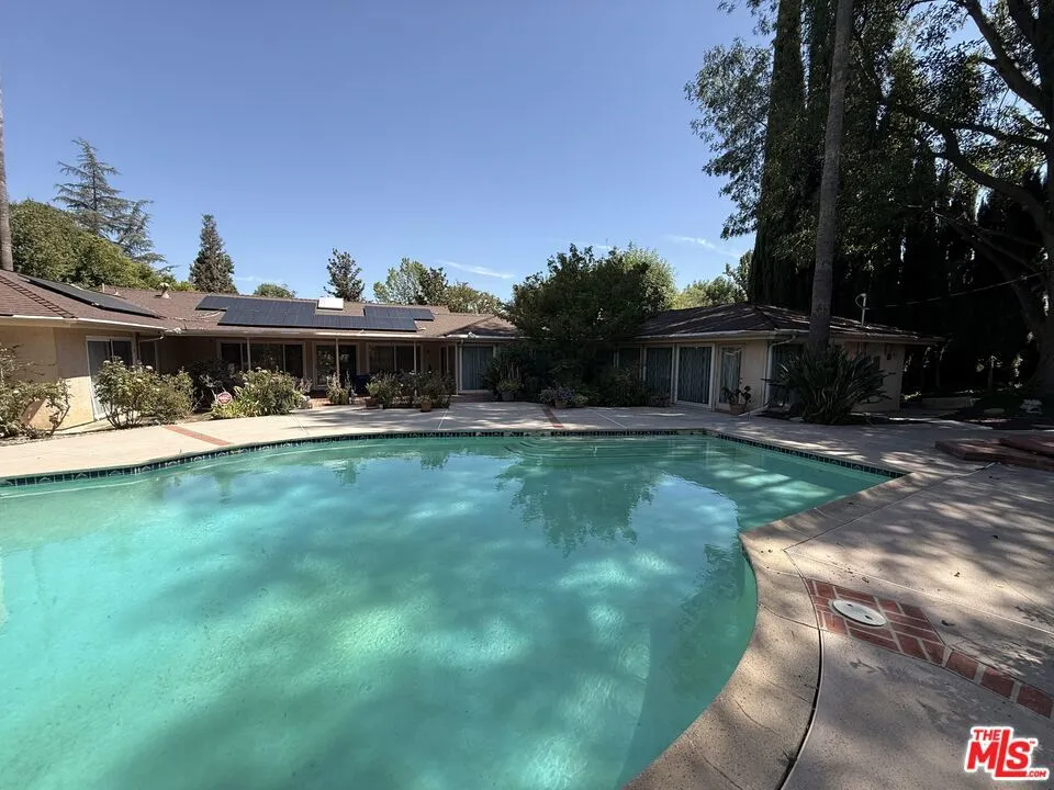 5429 Corbin Avenue Los Angeles, CA 91356