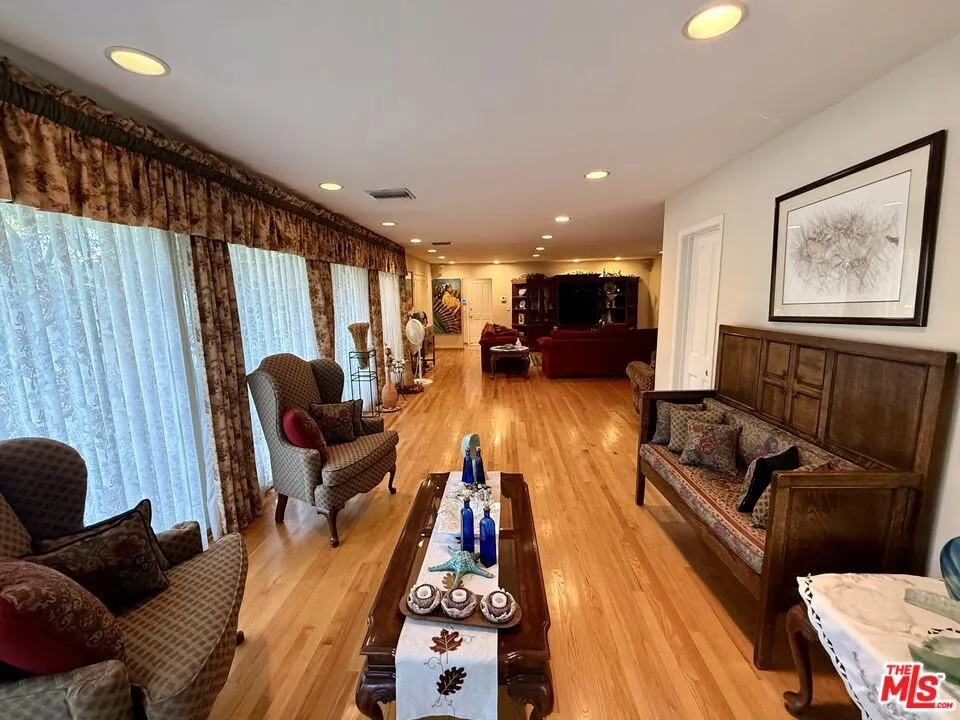 5429 Corbin Avenue Los Angeles, CA 91356