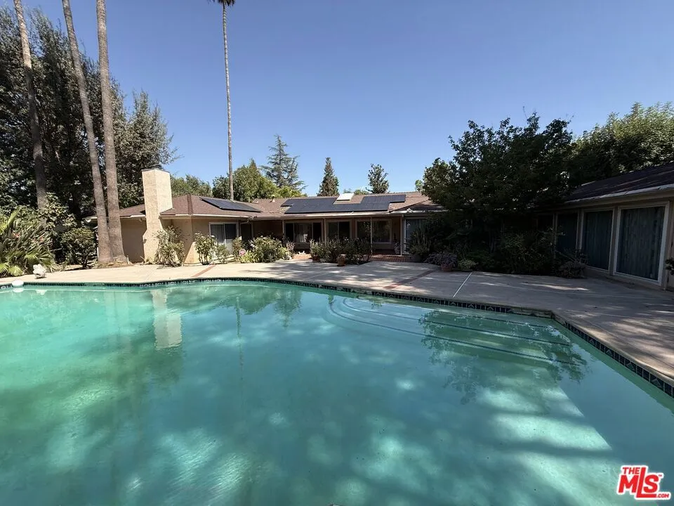 5429 Corbin Avenue Los Angeles, CA 91356