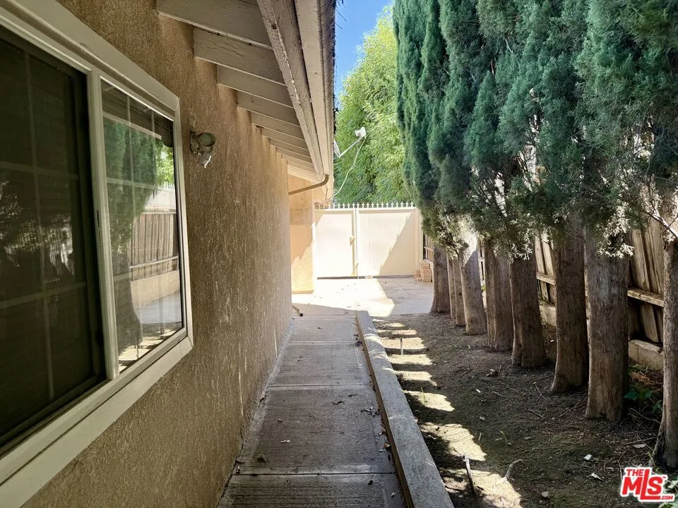 5429 Corbin Avenue Los Angeles, CA 91356