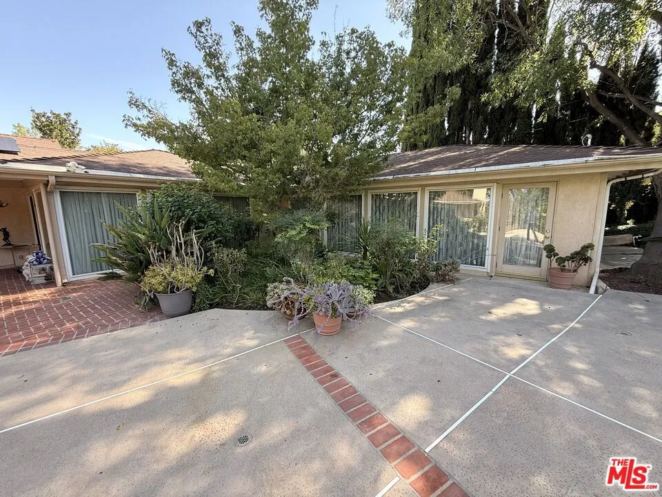 5429 Corbin Avenue Los Angeles, CA 91356