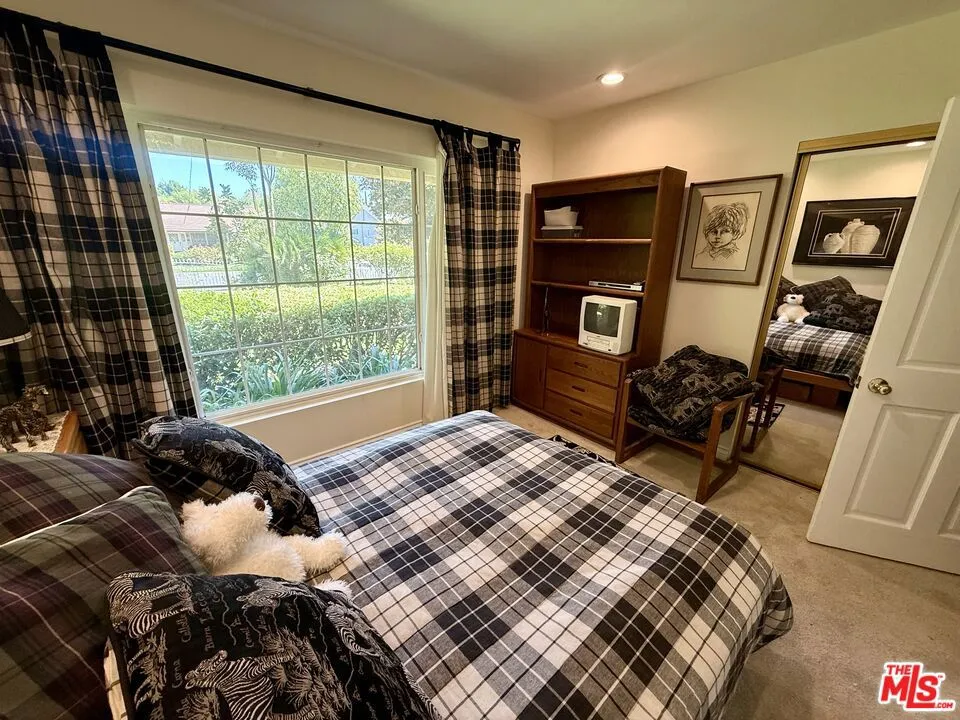 5429 Corbin Avenue Los Angeles, CA 91356