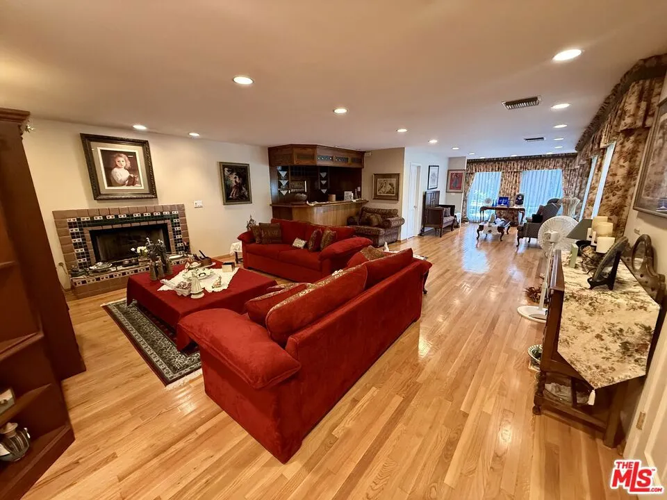 5429 Corbin Avenue Los Angeles, CA 91356