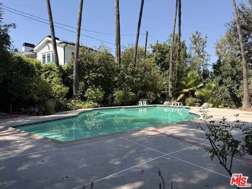 5429 Corbin Avenue Los Angeles, CA 91356