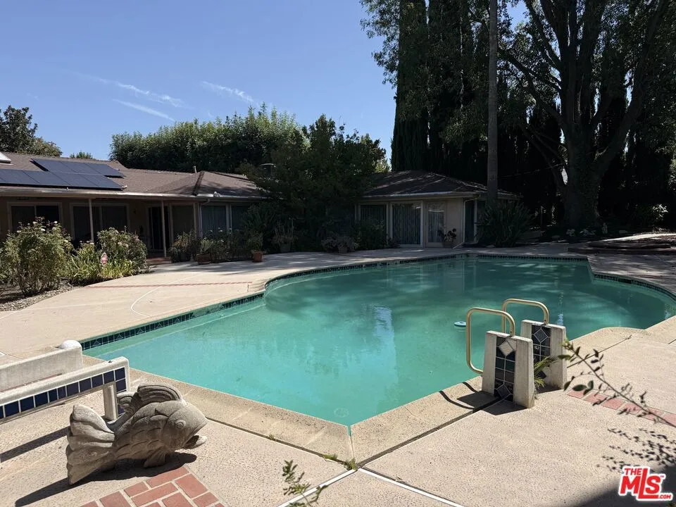 5429 Corbin Avenue Los Angeles, CA 91356