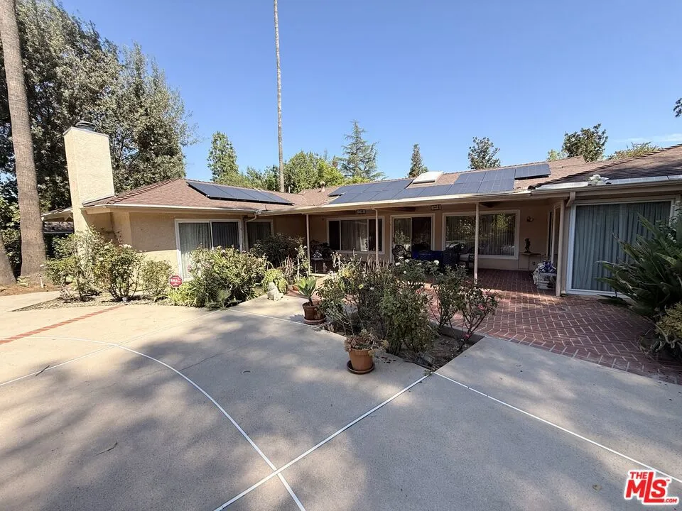 5429 Corbin Avenue Los Angeles, CA 91356