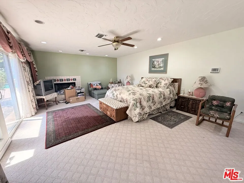 5429 Corbin Avenue Los Angeles, CA 91356