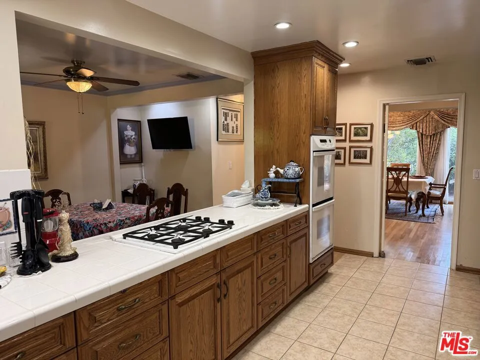 5429 Corbin Avenue Los Angeles, CA 91356