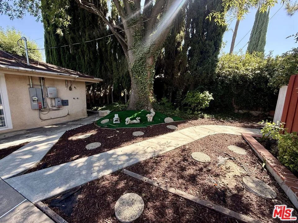5429 Corbin Avenue Los Angeles, CA 91356