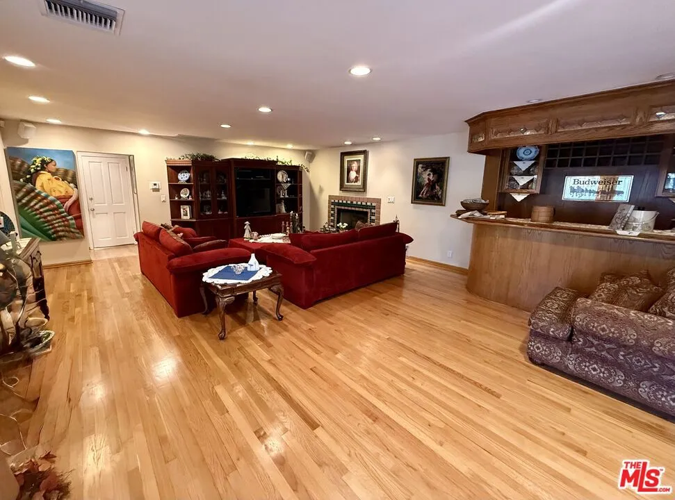 5429 Corbin Avenue Los Angeles, CA 91356