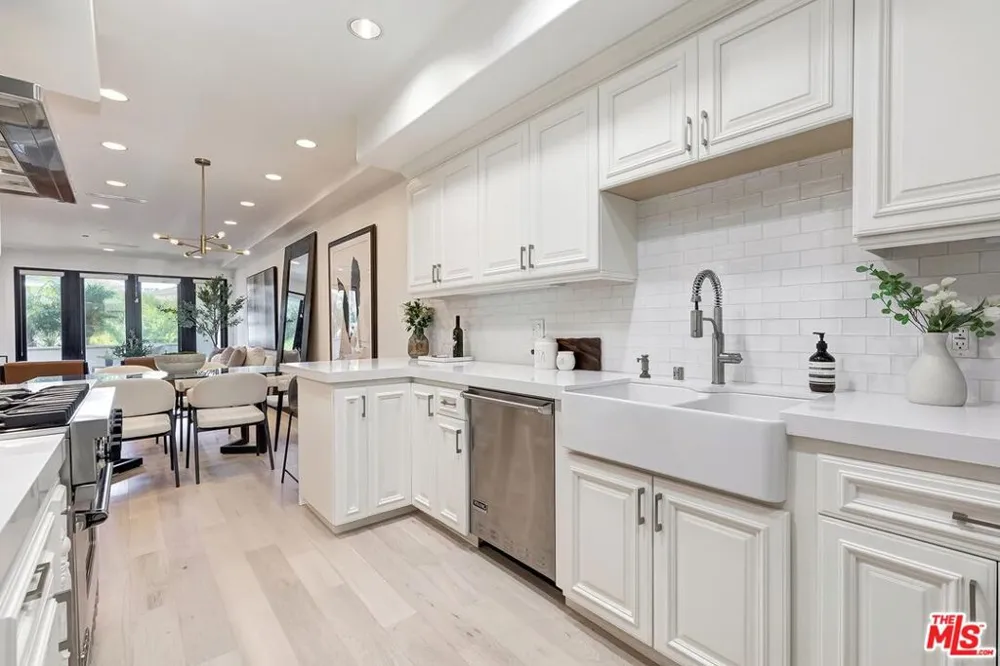 11715 Chenault Street #102 Los Angeles, CA 90049