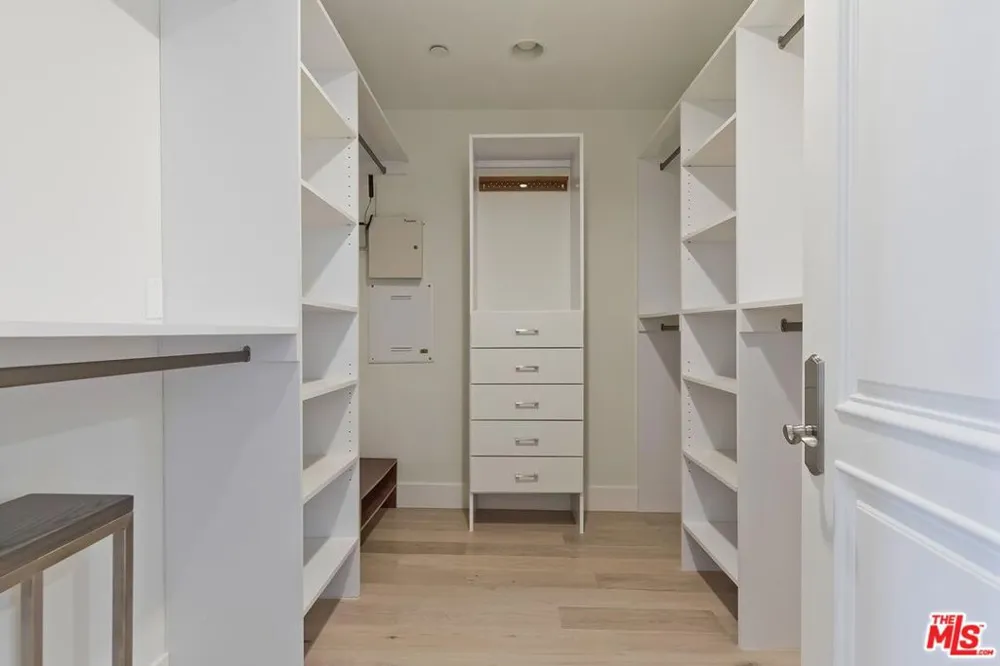 11715 Chenault Street #102 Los Angeles, CA 90049