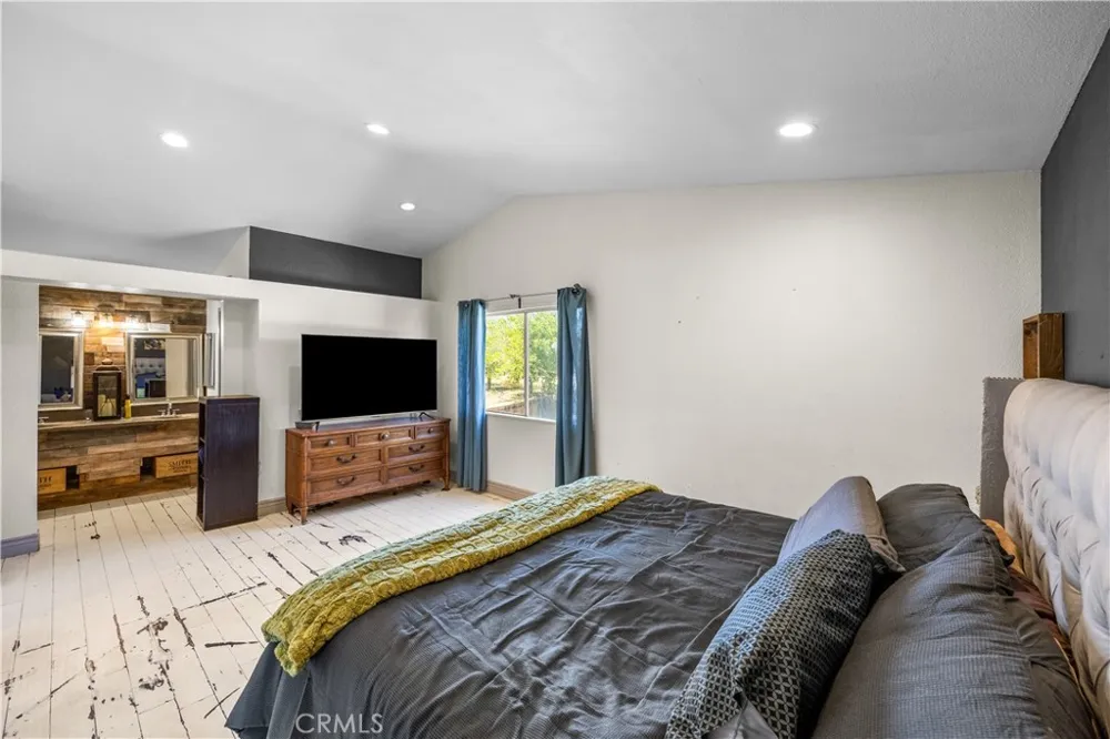 6990 Loma Vista Hesperia, CA 92345