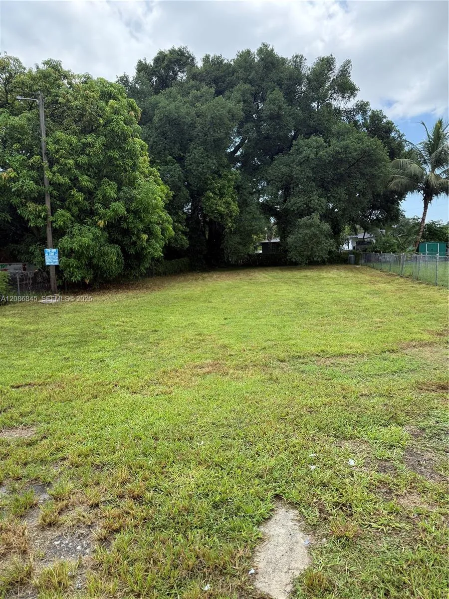 2754 NW 49th St Miami, FL 33142