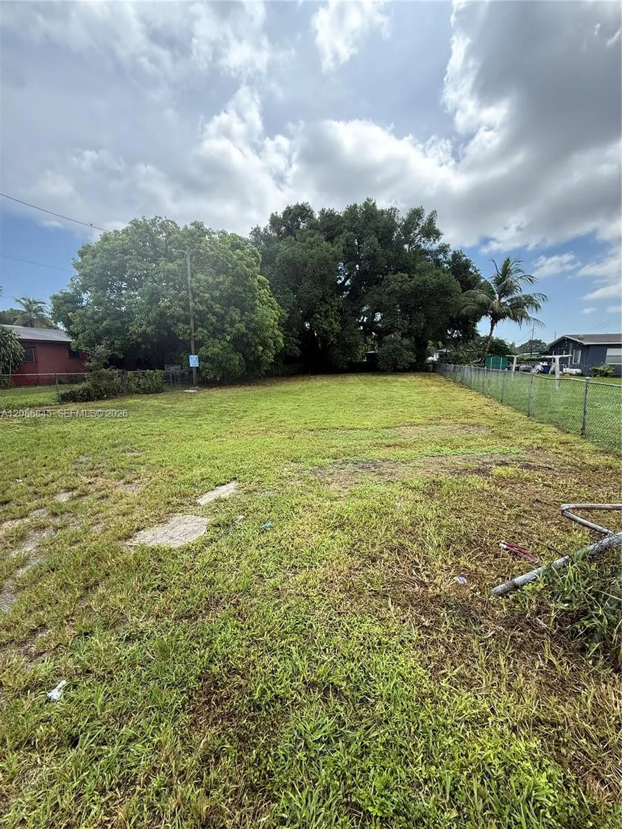 2754 NW 49th St Miami, FL 33142