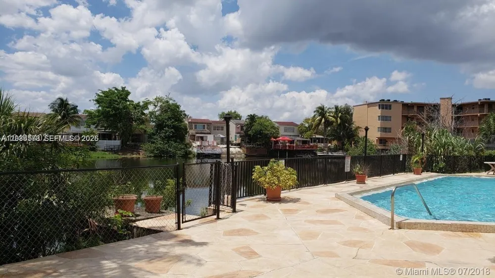 1325 W 68th St #214 Hialeah, FL 33014