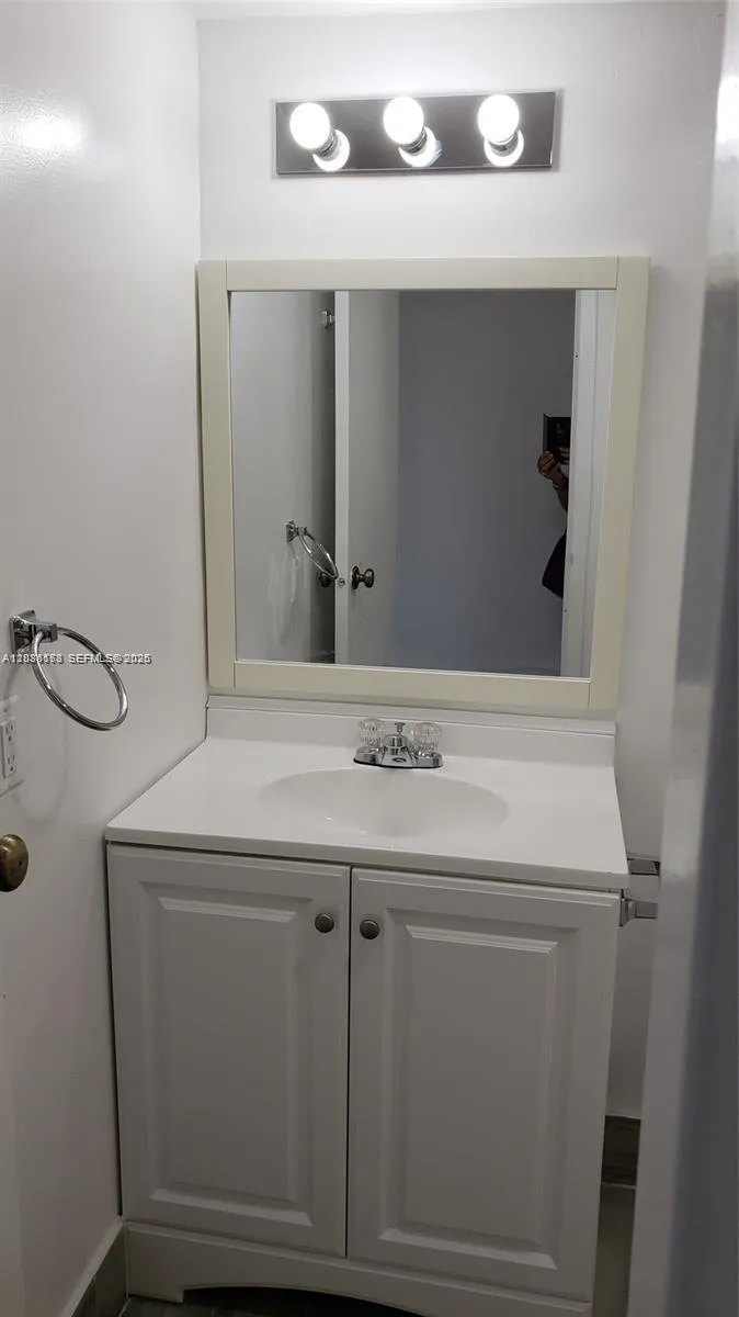 1325 W 68th St #214 Hialeah, FL 33014
