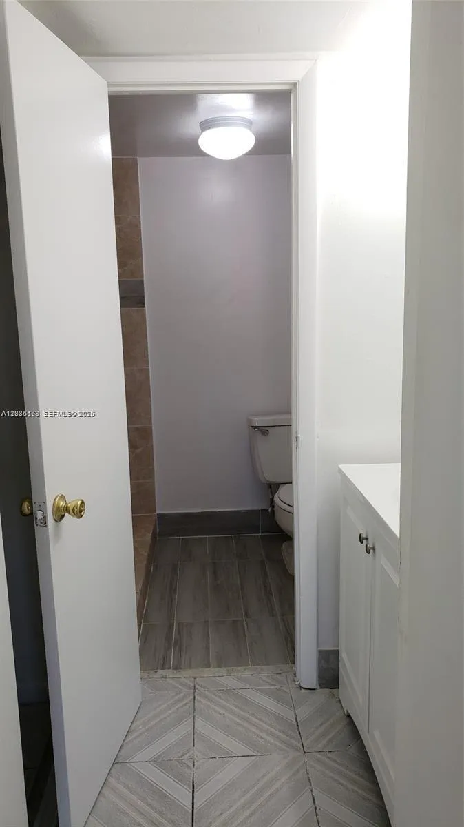1325 W 68th St #214 Hialeah, FL 33014